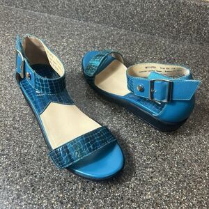 Gravity Defyer Sandals Blue Womens 7M Textured Leather Ankle Strap Open Toe Snap
